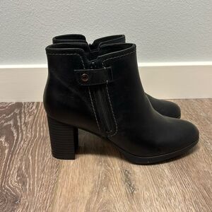 NWOB Clarks Women's Bayla Glow Bootie Black Oily Leather Size 7.5 261759724050